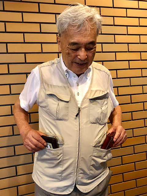 �ʐ^1-2�F���E���̃|�P�b�g�̎ʐ^�B