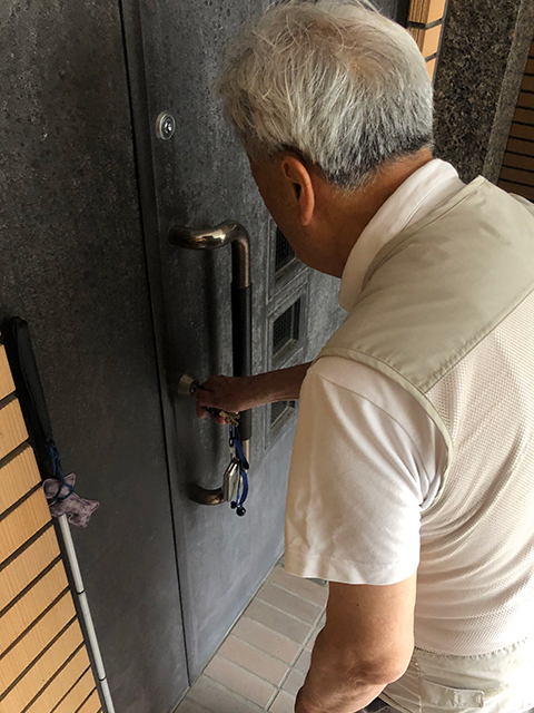 �ʐ^2-3�F���u���Č����J���Ă���l�q�B