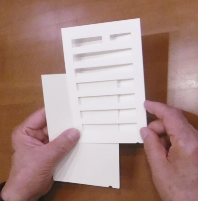 �ʐ^2�F�e���v���[�g�� �͂������d�˂Ă���Ƃ���ł��B���ڂ݂̈ʒu�����킹�邱�ƂŃs�b�^���d�Ȃ�܂��B