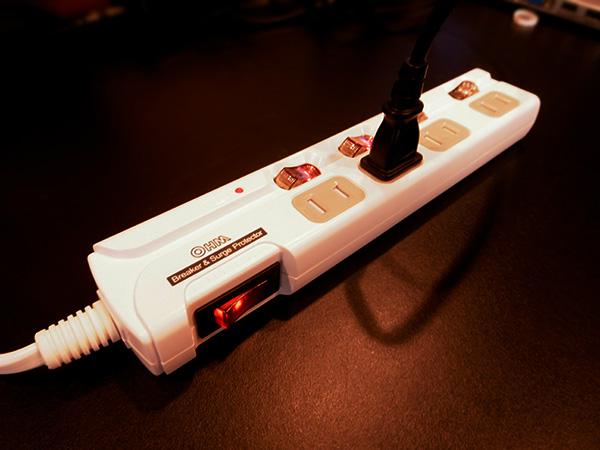 �ʐ^1�F�R���Z���g�������ɂS����ł��āA���ꂼ��̏㕔�ɃI���I�t�X�C�b�`�����Ă��܂��B��������d���X�C�b�`�ł��B�������R�[�h�ł��B