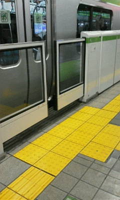 �ʐ^1�F�����̓d�Ԃ̃h�A���܂��Ă��܂����A�z�[���h�A���J������A��������̎ʐ^�ł��B�d�Ԃ̎ԗ��̐��ƃz�[���h�A�̐F�������ł��B