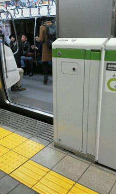 �ʐ^2�F�����̓d�Ԃ̃h�A���z�[���h�A���J���Ă��܂��B�h�A��̗΂̐��������ʂ��Ă��܂��B