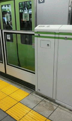 �ʐ^3�F�O���̓d�Ԃ̃h�A���z�[���h�A���܂��Ĕ��Ԑ��O�̎ʐ^�ł��B���L�̈�{�̐��ɂ��������܂��񂪁A�z�[���h�A�ƍ�̓�{�̐����ʂ��Ă��܂��B