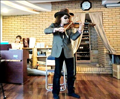 演奏している穴澤さんの写真