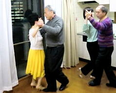 ダンスの練習をしている写真