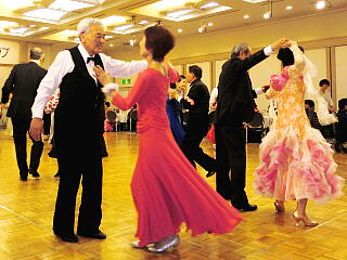 �_���X�����Ă���ʐ^�P