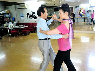 ��t���񂪃_���X�̐搶�Ɨx���Ă���ʐ^�P