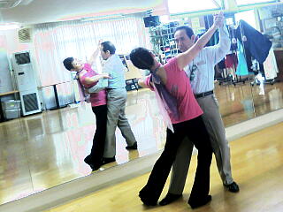 千葉さんがダンスの先生と踊っている写真2