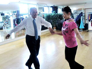 小柴がダンスの先生と踊っている写真2