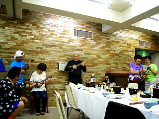 ウクレレ演奏で歌っている写真