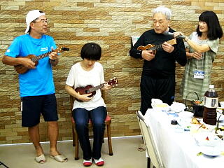 ウクレレを演奏している写真