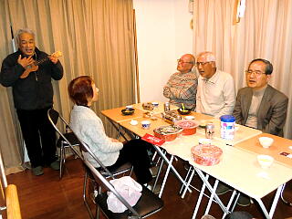 �E�N�����̔��t�ŉ̂��Ă���ʐ^