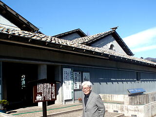 ����������j�Ɠ��̊ق̑O�ł̎ʐ^