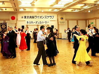 大勢でダンスをしている写真